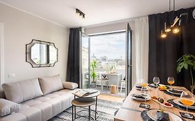 Stunning Views 2Br Midtown Flat - Charming Balcony