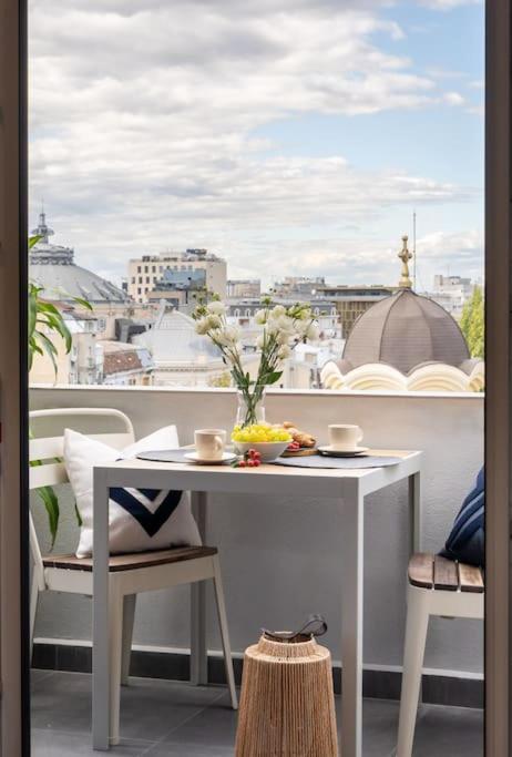 Apartamento Stunning Views 2Br Midtown Flat - Charming Balcony Bucarest Exterior foto