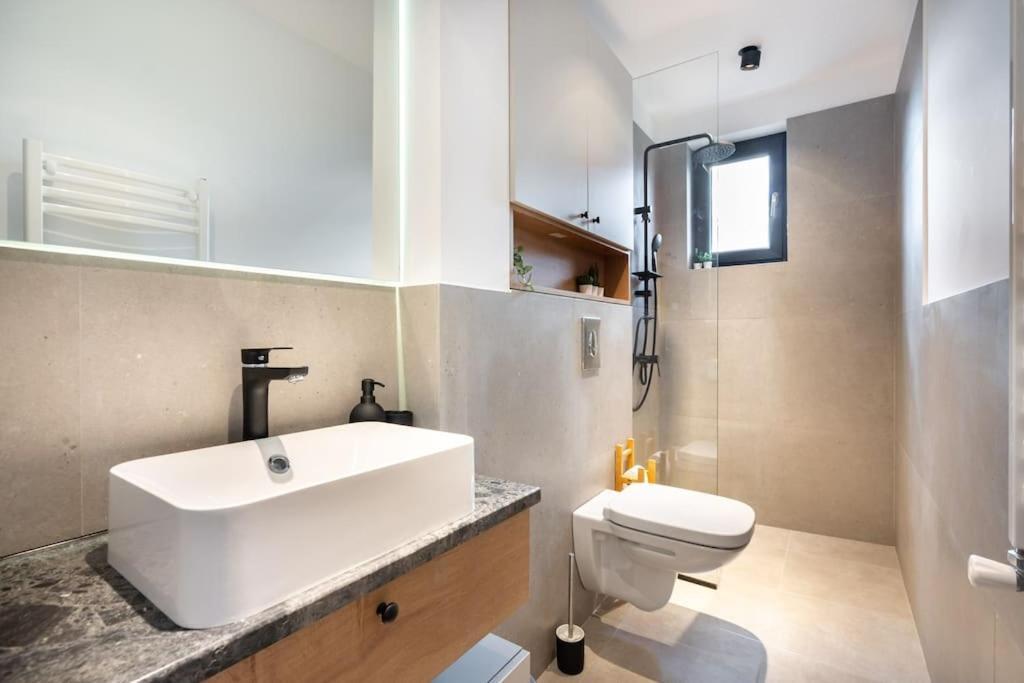 Apartamento Stunning Views 2Br Midtown Flat - Charming Balcony Bucarest Exterior foto