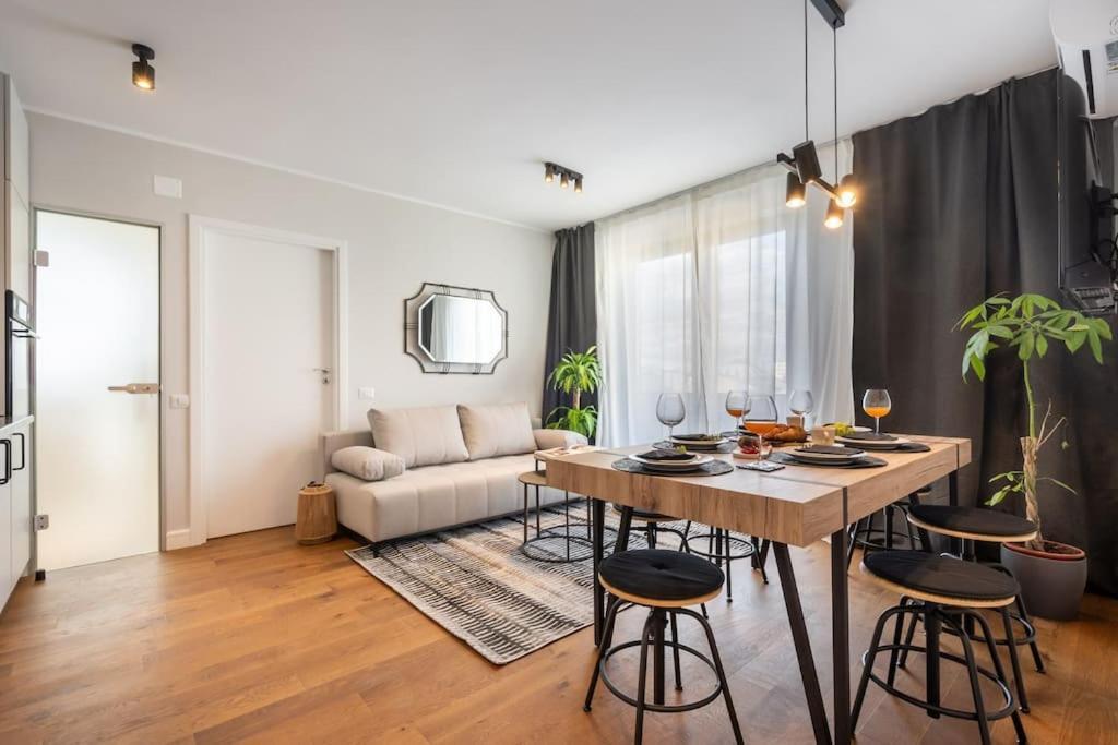 Apartamento Stunning Views 2Br Midtown Flat - Charming Balcony Bucarest Exterior foto